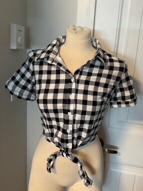 Collectif Black and White Gingham Tie-Front Button Shirt small